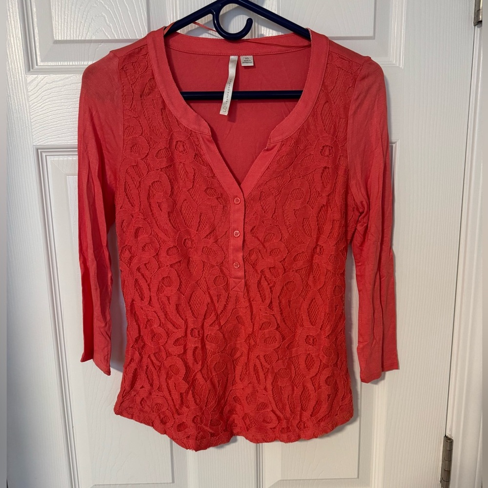 Lauren Conrad 3/4 sleeve lace front top in Size extra small